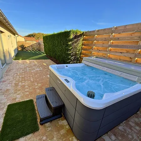 Maison Cosy Avec Spa Privatif A 13 Min Du Futuroscope *